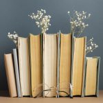 Livros em uma mesa