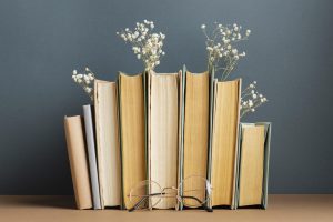 Livros em uma mesa
